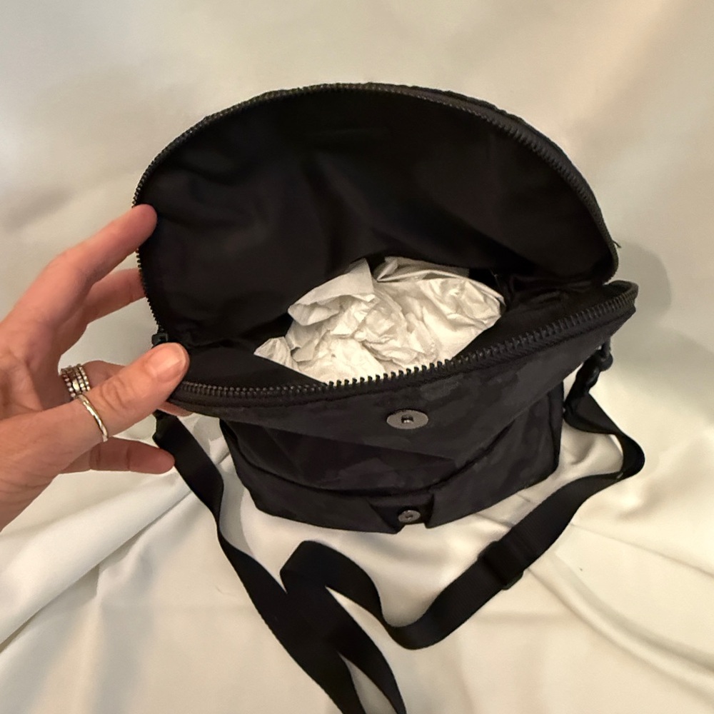 Lululemon All Night Festival Bag Black/grey camo 5L Crossbody Bag - Picture 3 of 6